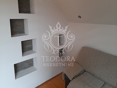 Poslovno stambeni objekat, Margitsko naselje. Stambeni deo je 103m2, poslovni prostor 190m2...