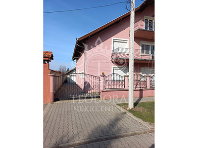 Kuća, IV zona, prizemlje, sprat i potkrovlje, površine u osnovi 98m2 na placu od 565m2. 