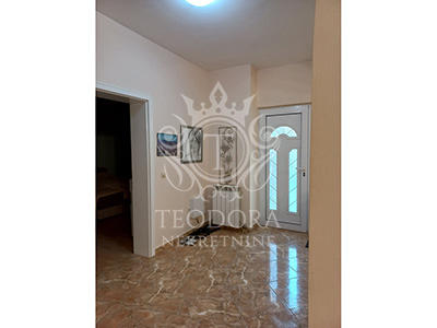Kuća, IV zona, prizemlje, sprat i potkrovlje, površine u osnovi 98m2 na placu od 565m2. 