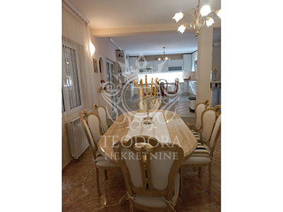 Kuća, IV zona, prizemlje, sprat i potkrovlje, površine u osnovi 98m2 na placu od 565m2. 