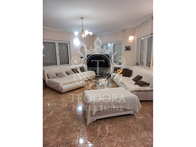 Kuća, IV zona, prizemlje, sprat i potkrovlje, površine u osnovi 98m2 na placu od 565m2. 