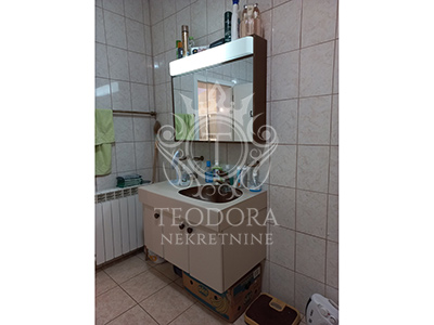 Kuća, IV zona, prizemlje, sprat i potkrovlje, površine u osnovi 98m2 na placu od 565m2. 