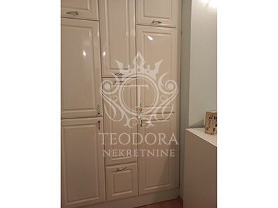Kuća, IV zona, prizemlje, sprat i potkrovlje, površine u osnovi 98m2 na placu od 565m2. 