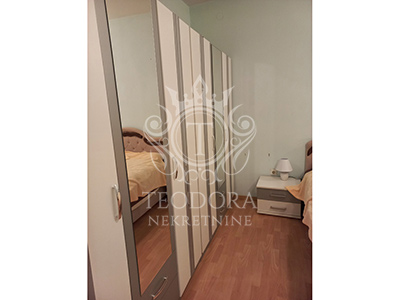 Kuća, IV zona, prizemlje, sprat i potkrovlje, površine u osnovi 98m2 na placu od 565m2. 