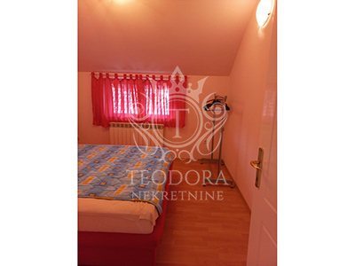 Kuća, IV zona, prizemlje, sprat i potkrovlje, površine u osnovi 98m2 na placu od 565m2. 