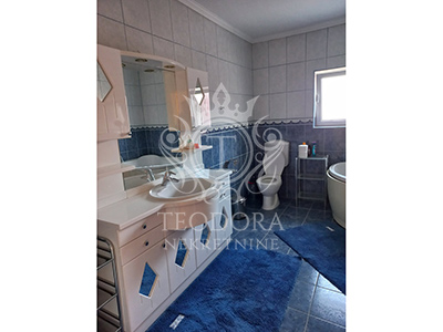 Kuća, IV zona, prizemlje, sprat i potkrovlje, površine u osnovi 98m2 na placu od 565m2. 