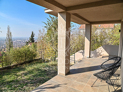 Na prodaju lux kuća površine 200m2 + 100m2 potkrovlje, smeštena na Vršačkom bregu...