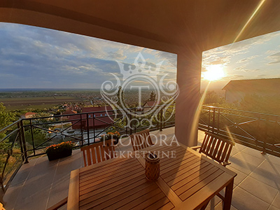 Na prodaju lux kuća površine 200m2 + 100m2 potkrovlje, smeštena na Vršačkom bregu...