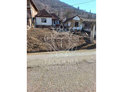 Kuća, IV zona, u osnovi 61m2 na placu od 403m2…