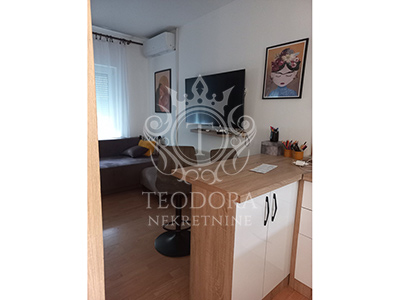 Dve kuće na jednom placu, III zona, površine 80m2 i 48m2, u blizini Vojničkog trga...
