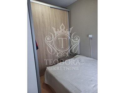 Dve kuće na jednom placu, III zona, površine 80m2 i 48m2, u blizini Vojničkog trga...