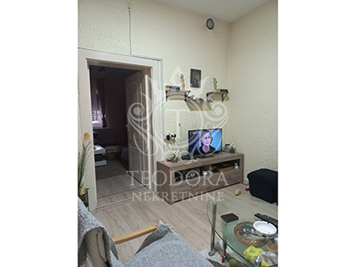 Dve kuće na jednom placu, III zona, površine 80m2 i 48m2, u blizini Vojničkog trga...