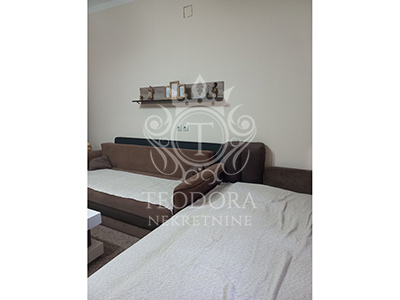 Dve kuće na jednom placu, III zona, površine 80m2 i 48m2, u blizini Vojničkog trga...