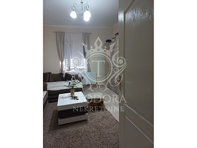 Dve kuće na jednom placu, III zona, površine 80m2 i 48m2, u blizini Vojničkog trga...