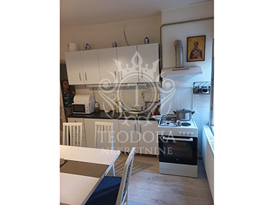 Dve kuće na jednom placu, III zona, površine 80m2 i 48m2, u blizini Vojničkog trga...