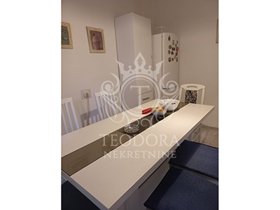 Dve kuće na jednom placu, III zona, površine 80m2 i 48m2, u blizini Vojničkog trga...