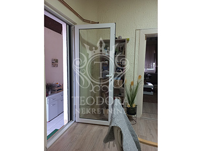 Dve kuće na jednom placu, III zona, površine 80m2 i 48m2, u blizini Vojničkog trga...