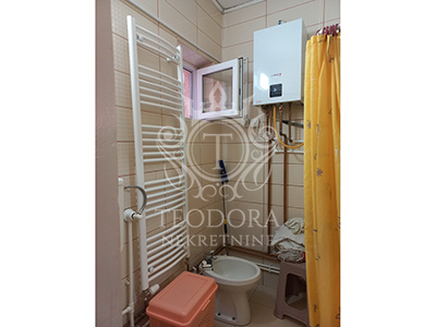 Dve kuće na jednom placu, III zona, površine 80m2 i 48m2, u blizini Vojničkog trga...