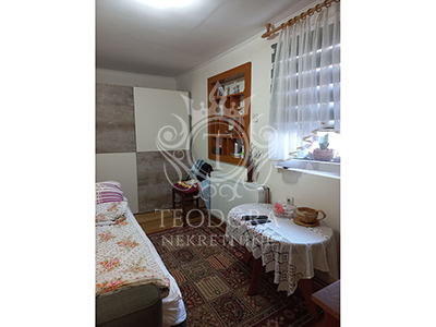 Dve kuće na jednom placu, III zona, površine 80m2 i 48m2, u blizini Vojničkog trga...