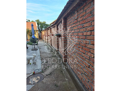 Dve kuće na jednom placu, III zona, površine 80m2 i 48m2, u blizini Vojničkog trga...