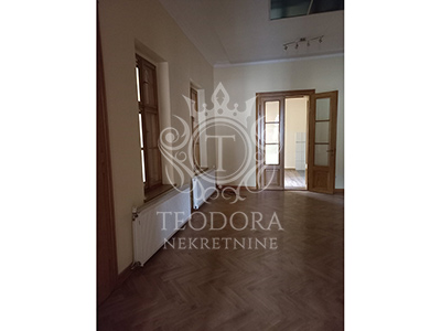 Kuća, centar grada, površine 217m2 na placu od 388m2.