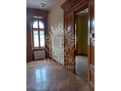 Kuća, centar grada, površine 217m2 na placu od 388m2.