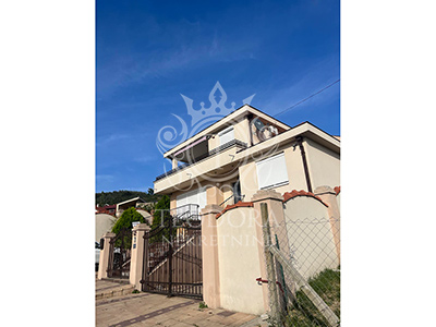 LUX spratna kuća, IV zona, Vršac, površine u osnovi 129m2, sa podrumom i garažom…