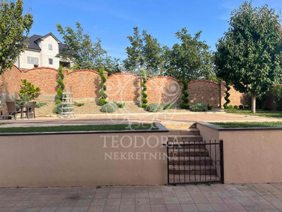 LUX spratna kuća, IV zona, Vršac, površine u osnovi 129m2, sa podrumom i garažom…