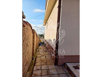 LUX spratna kuća, IV zona, Vršac, površine u osnovi 129m2, sa podrumom i garažom…