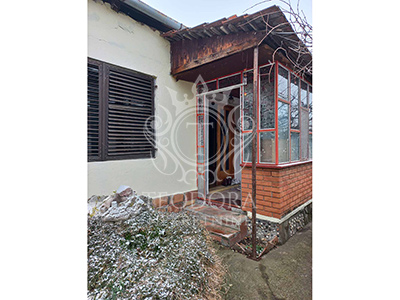 Kuća, III zona, površine 162m2, na placu od 565m2.