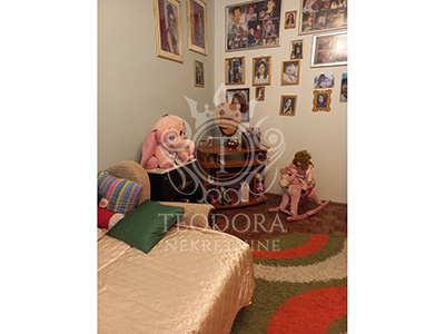 Kuća, III zona, površine 162m2, na placu od 565m2.