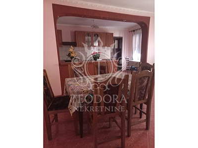 Spratna kuća, IV zona, blizina Helvecije, 191m2 na zemljistu od 511m2.