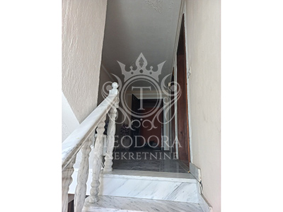Spratna kuća, IV zona, blizina Helvecije, 191m2 na zemljistu od 511m2.