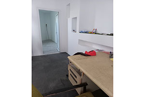 Magacinsko poslovni prostor, IV zona,  od 124m2 sa kancelarijama od 41m2 na zemljištu površine 308 m2.