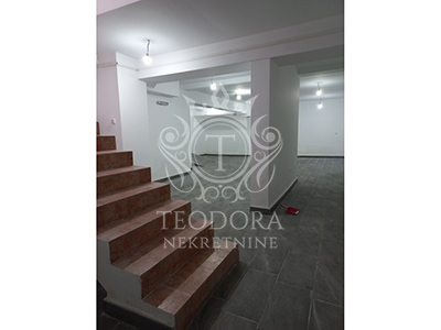 Poslovni prostor, II zona, 226m2, na dve etaže (prizemlje i podrum).