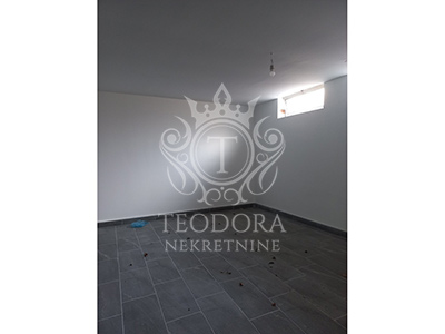 Poslovni prostor, II zona, 226m2, na dve etaže (prizemlje i podrum).