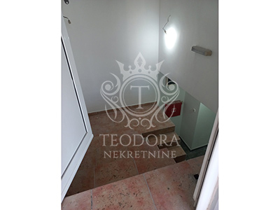 Poslovni prostor, II zona, 226m2, na dve etaže (prizemlje i podrum).