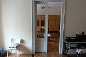 Stan u centru grada, I sprat, 95 kvm, trodoban, salonski. Stan poseduje dve sobe, dnevni boravak, kupatilo, kuhinju, kupatilo.