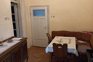 Stan u centru grada, I sprat, 95 kvm, trodoban, salonski. Stan poseduje dve sobe, dnevni boravak, kupatilo, kuhinju, kupatilo.