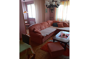Trosoban stan od 78 kvm sa boksom u podrumu. III zona, Vojnički trg.