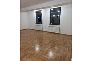 Trosoban stan, novogradnja, II zona, 85kvm, koji se nalazi u stambeno poslovnoj zgradi sa četiri stana i dva lokala.