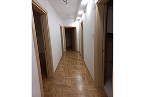 Trosoban stan, novogradnja, II zona, 85kvm, koji se nalazi u stambeno poslovnoj zgradi sa četiri stana i dva lokala.