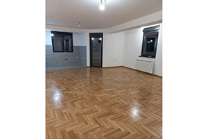 Trosoban stan, novogradnja, II zona, 85kvm, koji se nalazi u stambeno poslovnoj zgradi sa četiri stana i dva lokala.