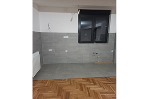 Trosoban stan, novogradnja, II zona, 85kvm, koji se nalazi u stambeno poslovnoj zgradi sa četiri stana i dva lokala.