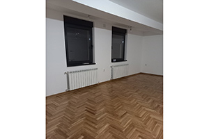 Trosoban stan, novogradnja, II zona, 85kvm, koji se nalazi u stambeno poslovnoj zgradi sa četiri stana i dva lokala.