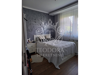 Dvosoban stan, II zona, 50m2, sa boksom u podrumu, prizemlje.