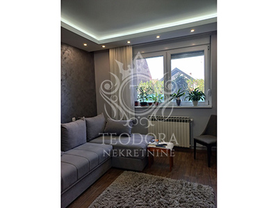 Dvosoban stan, II zona, 50m2, sa boksom u podrumu, prizemlje.