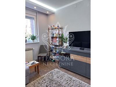 Dvosoban stan, II zona, 50m2, sa boksom u podrumu, prizemlje.