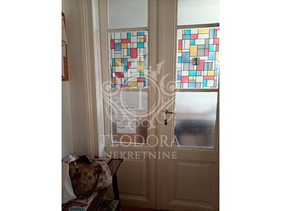 Jednosoban dvorišni stan sa poslovnim prostorom, II zona, površine 47m2 i 48m2.