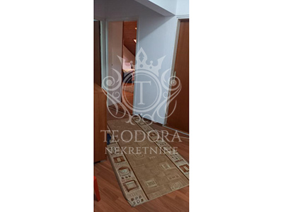 Trosoban stan, II zona, 78m2, potkrovlje. Sastoji se od predsoblja, kuhinje, trpezarije, dve sobe, kupatila i ostave.